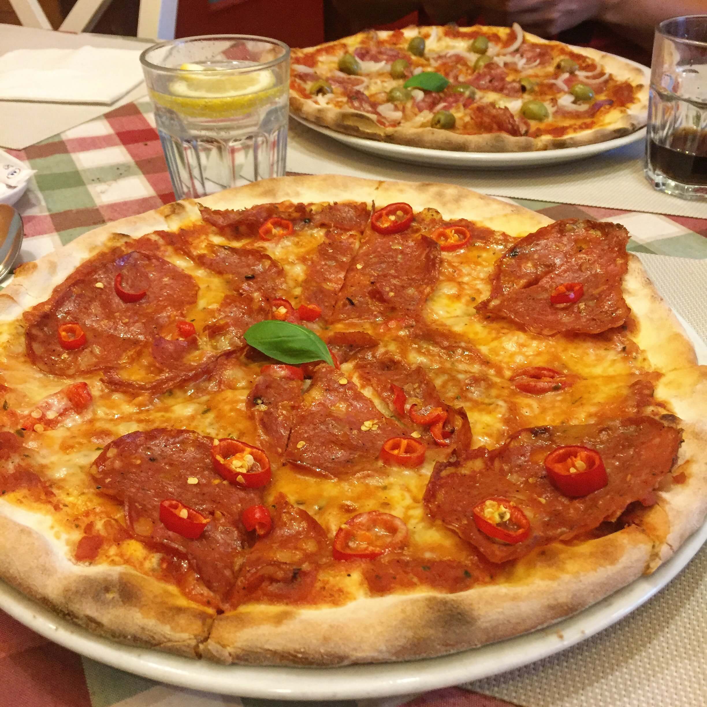 salami pizza peperoncini